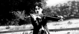 Charles Chaplin con violín
